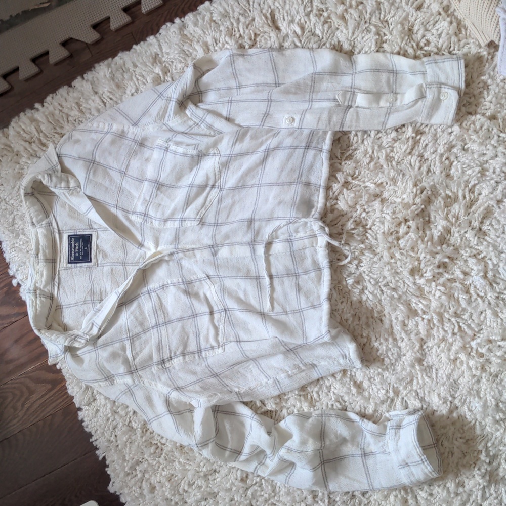 Abercrombie & Fitch cropped plaid button up with tie bottom